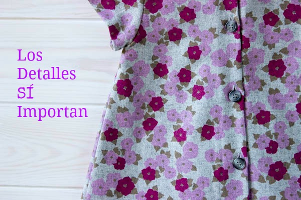 vestido-morado-flores-detalle-botones-texto