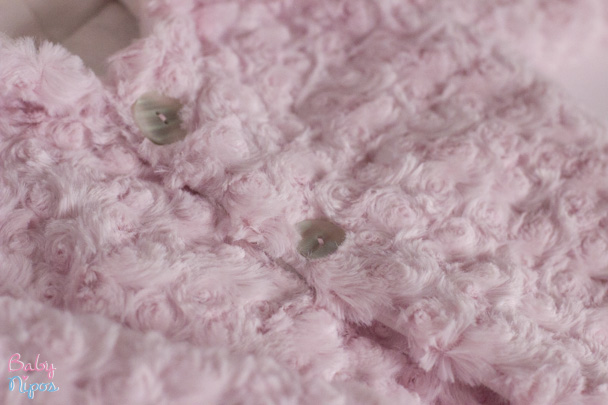 alt= ropa de bebé-abrigo-rosa