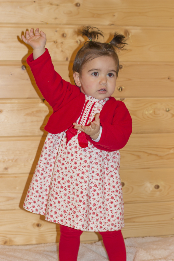 Un vestido rojo de niñas lucir en Navidad - BabyNipos
