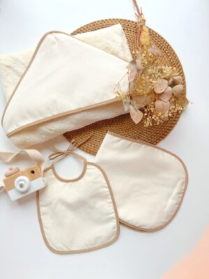 Toalla, babero y cargador